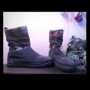 Gray Tribal TOMS Nepal Size 7.5 New